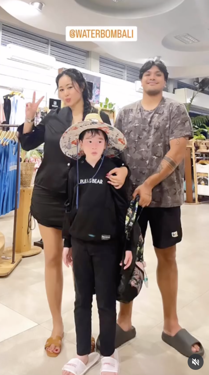 Philo Paz dan Lydia Juliana Rumangkang bersama Elijah Casper 